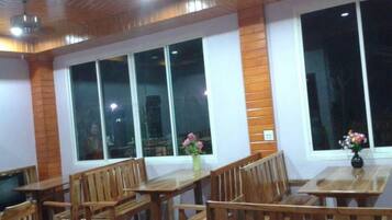 Breakfast, lunch, dinner served; Thai cuisine