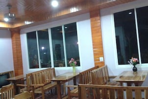 Breakfast, lunch, dinner served; Thai cuisine 