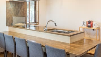 Habitación, 2 habitaciones (#201) | Cocina privada | Frigorífico, microondas, placa de cocina y cafetera o tetera