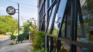 Un bâtiment moderne avec une enseigne portant le nom « Siri » et une façade en verre.