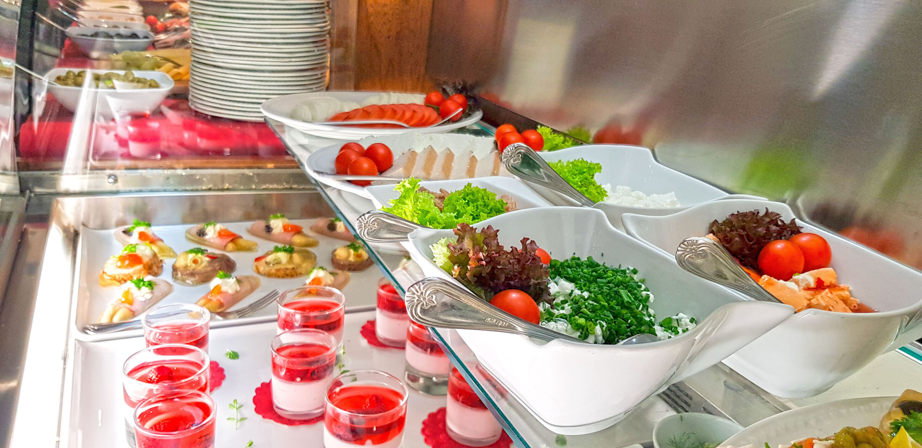 daily buffet breakfast (pln 35.00 per person)