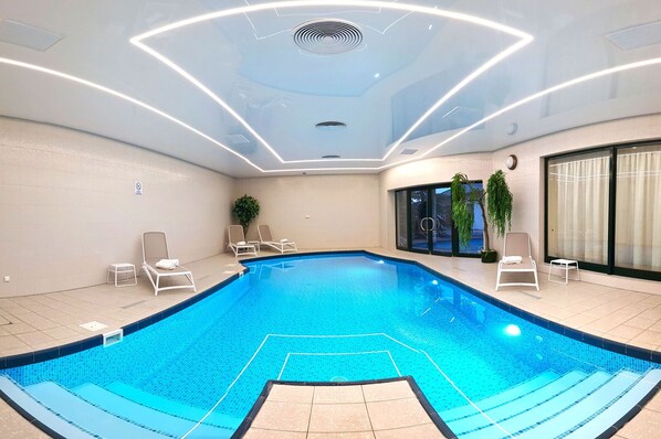 Indoor pool, pool loungers