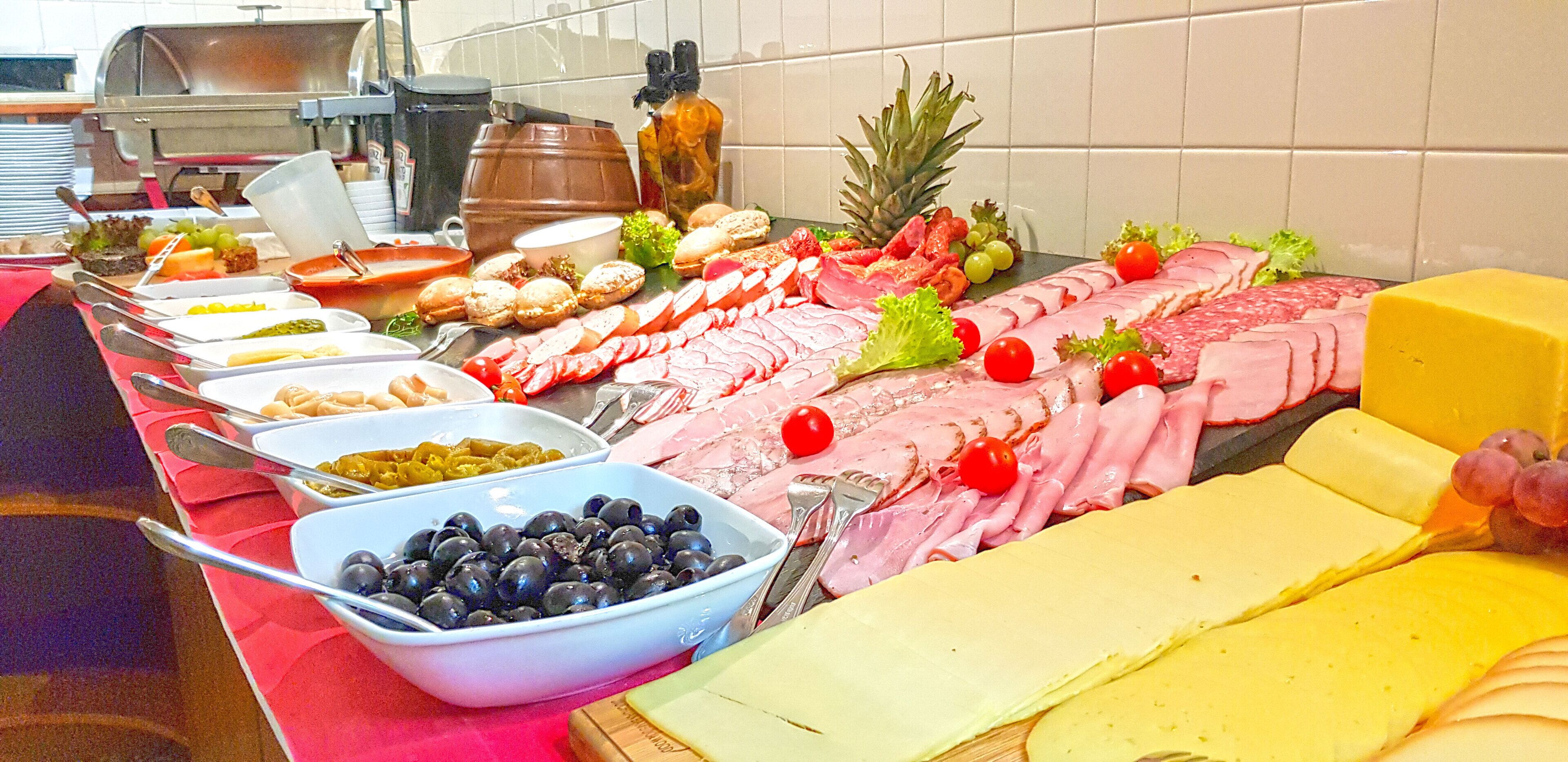 daily buffet breakfast (pln 35.00 per person)