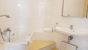 Apartamento | Baño | Artículos de higiene personal gratuitos, secador de pelo y toallas
