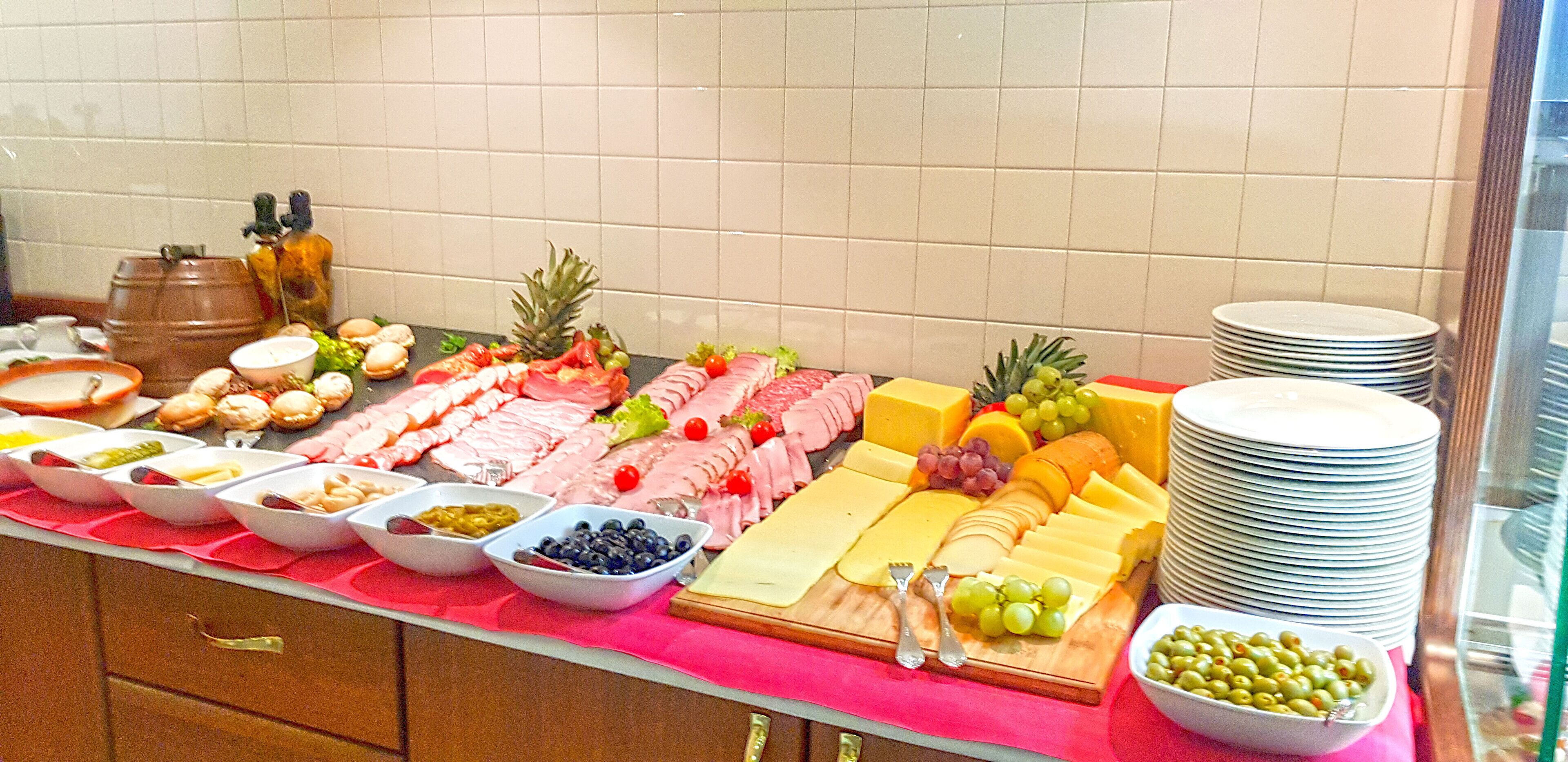 daily buffet breakfast (pln 35.00 per person)