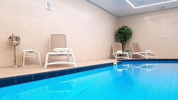 Indoor pool, sun loungers