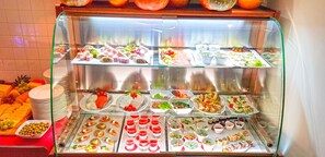 Daily buffet breakfast (PLN 35.00 per person)