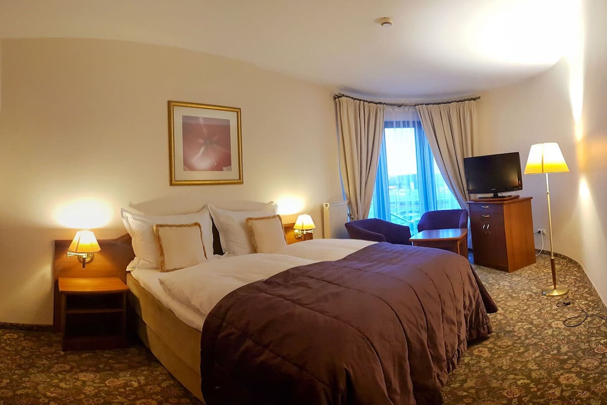 apartment | premium bedding, in-room safe, desk, soundproofing