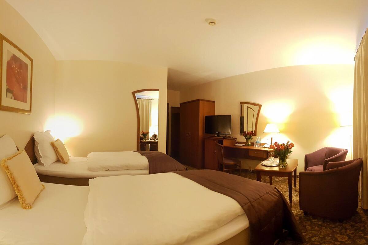 classic twin room, 2 single beds, pool access | premium bedding, in-room safe, desk, soundproofing