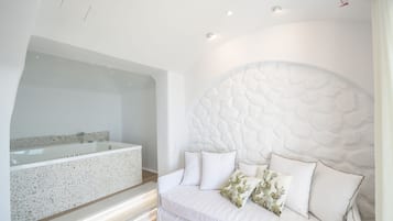 Suíte premium, banheira de hidromassagem, vista para o mar | Área de estar | TV LED 28 polegadas com canais via satélite, TV