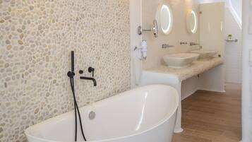 Suite Junior, 1 letto king, vista mare, al piano terra | Bagno | Doccia, vasca da bagno a immersione totale, set di cortesia firmato
