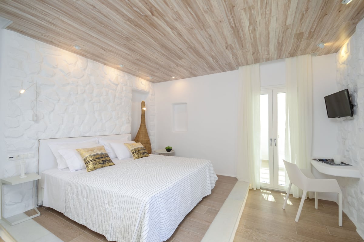 Suite Grand, 1 Tempat Tidur King, pemandangan laut, lantai eksekutif | Meja kerja, kedap suara, setrika/meja setrika, dan Wi-Fi gratis