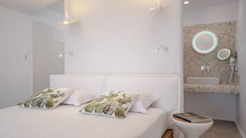 Suite – junior, 1 kingsize-seng, sjøutsikt, 1. etasje | Skrivebord, lydisolert, strykejern/-brett og wi-fi (inkludert)