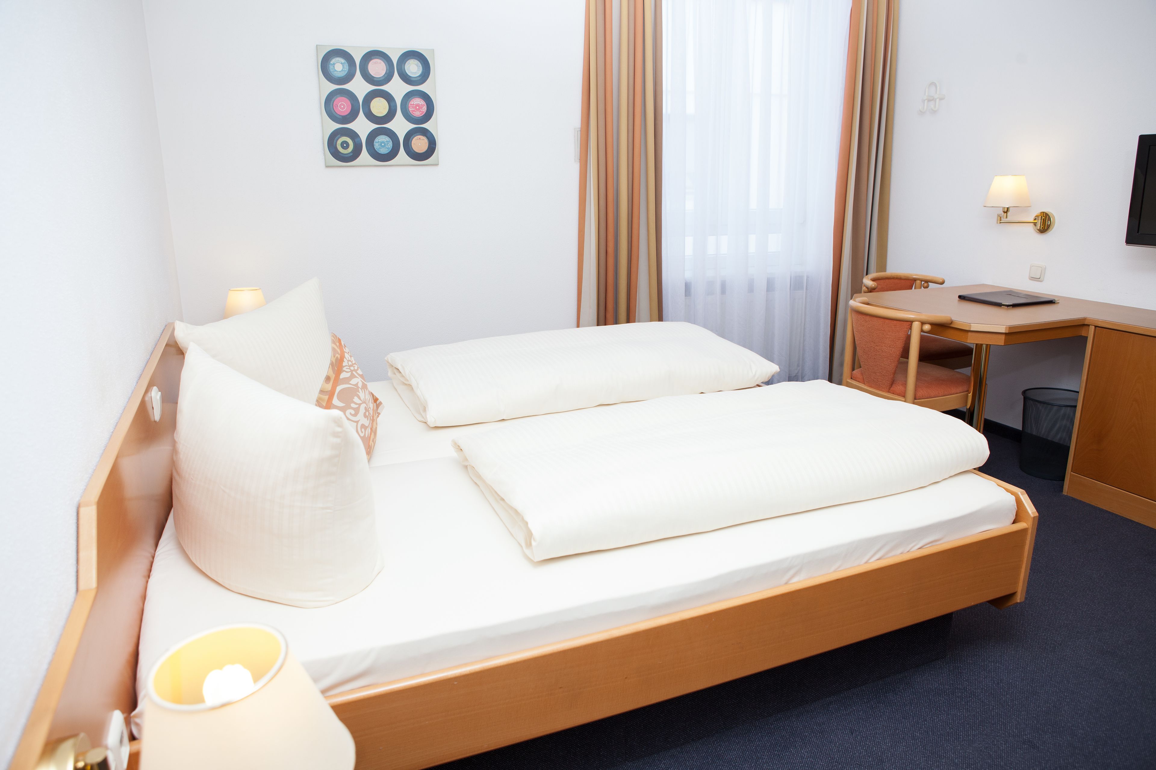 triple room | minibar, in-room safe, desk, laptop workspace