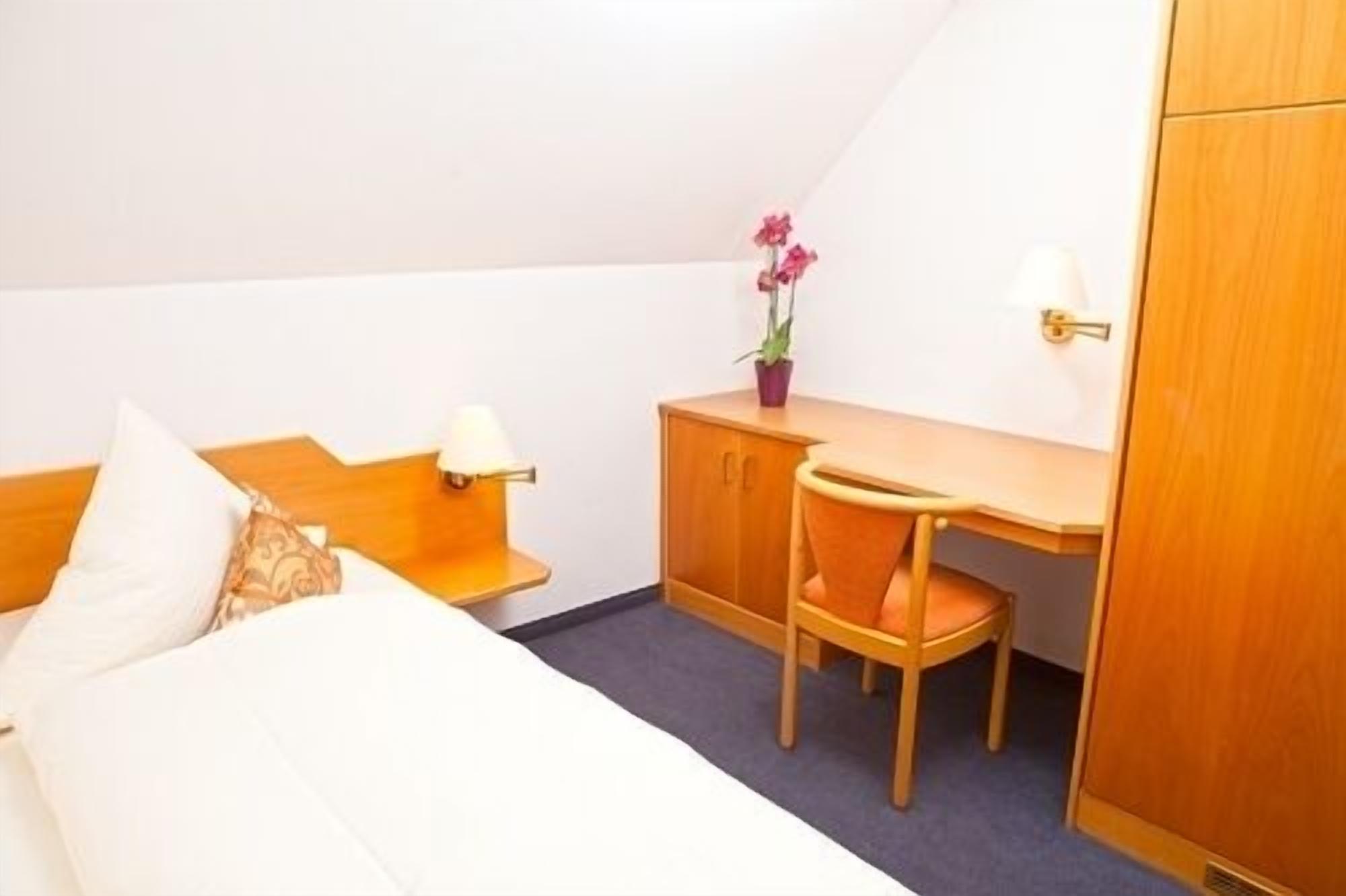 triple room | minibar, in-room safe, desk, laptop workspace