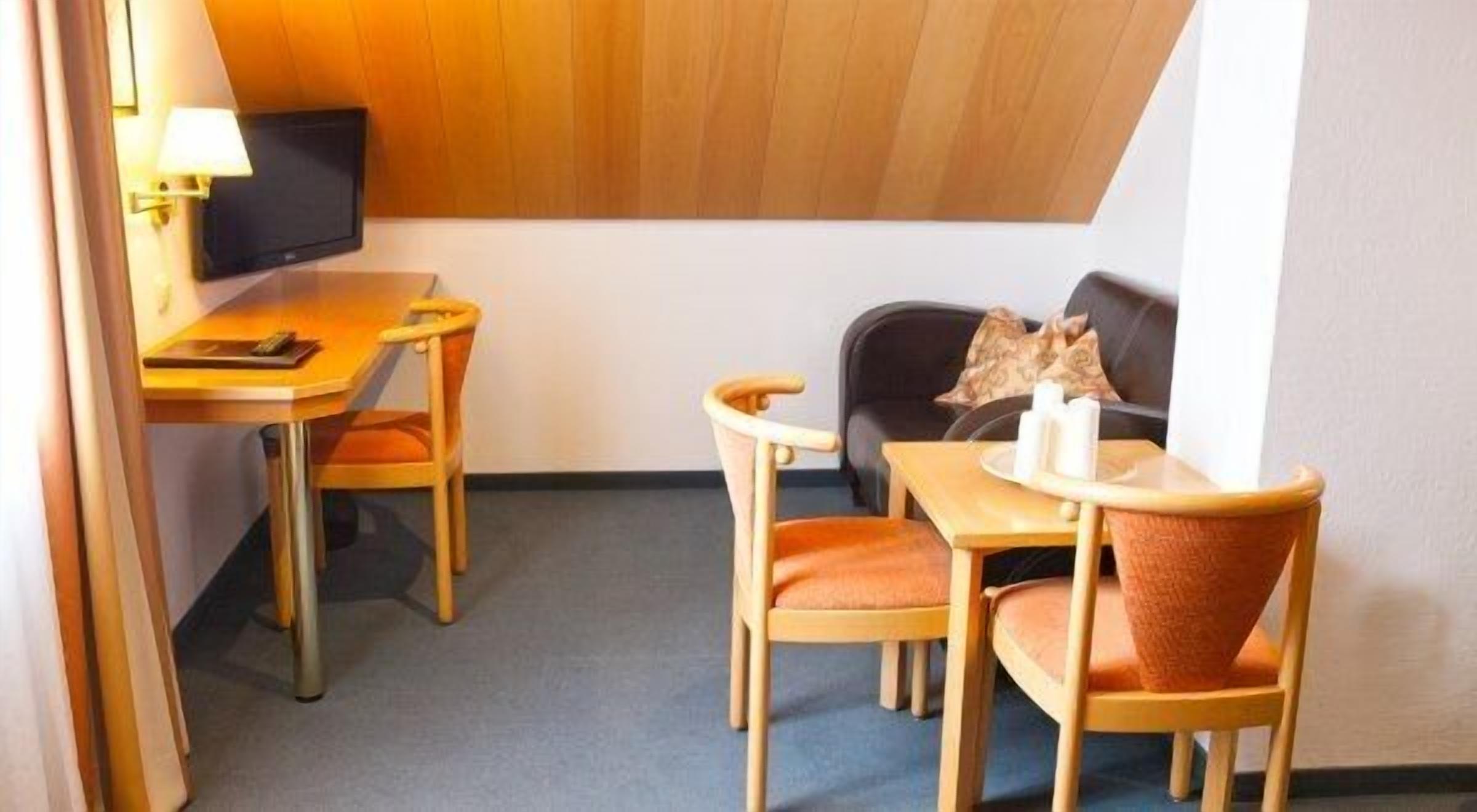 quadruple room | living area | flat-screen tv