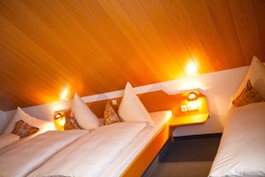 Vierbettzimmer | Minibar, Zimmersafe, Schreibtisch, laptopgeeigneter Arbeitsplatz