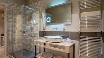Artículos de tocador gratuitos, secador de pelo, bidet, toallas