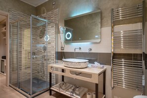 Suite estudio Deluxe | Baño | Artículos de higiene personal gratuitos, secador de pelo, bidé y toallas