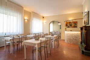 Daily buffet breakfast for a fee - Villa Domus Salento Suites & Rooms (Lecce)