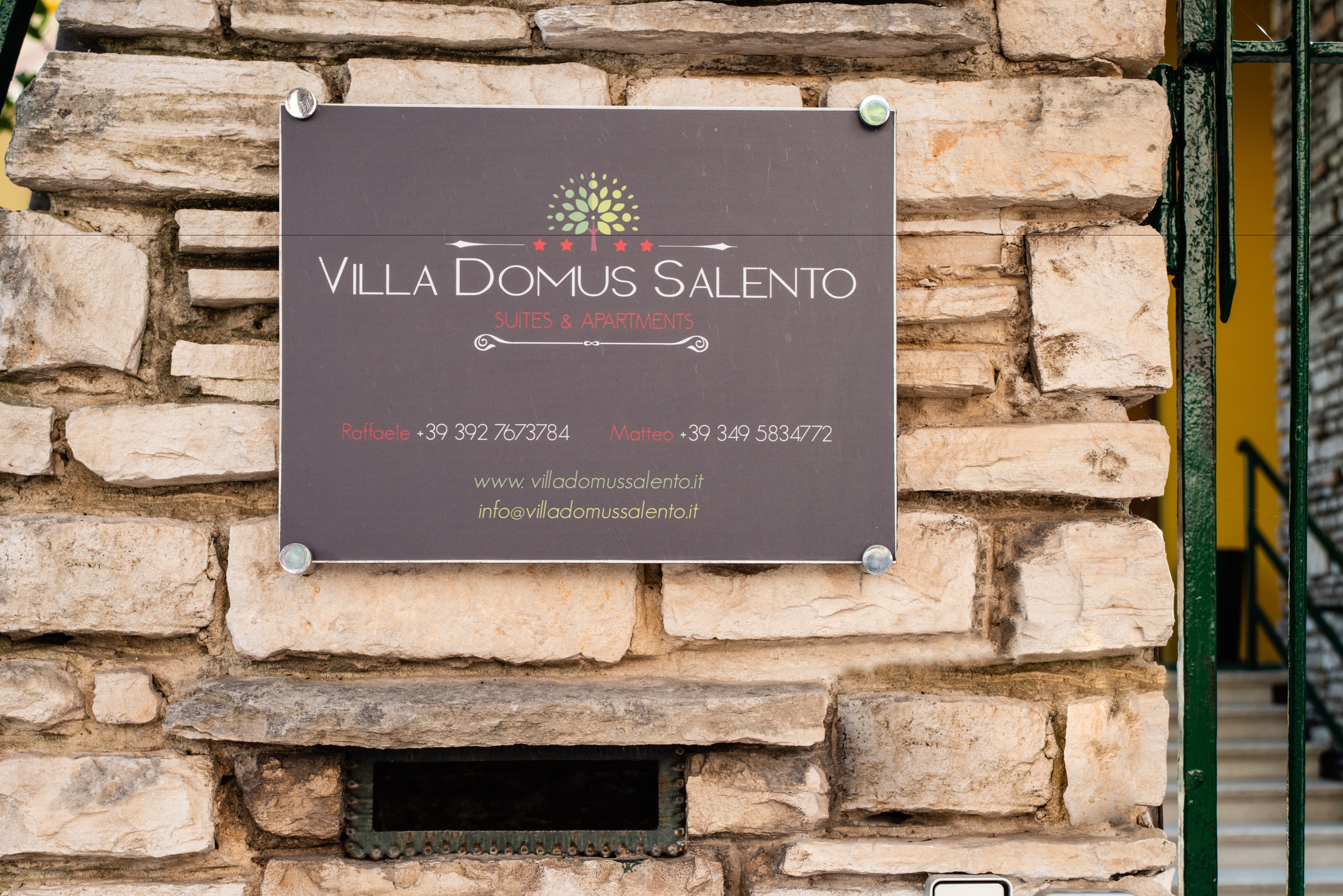 Segnaletica per Villa Domus Salento Suites & Apartments con informazioni di contatto e indirizzi web.