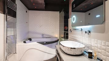 Romantic Studio Suite | Jetted tub