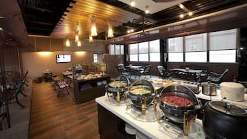 朝食 (セルフサービス)、毎日提供 (無料)