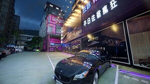 Un coche negro estacionado frente a un edificio con letreros de neón y un gran cartel iluminado sobre la entrada.