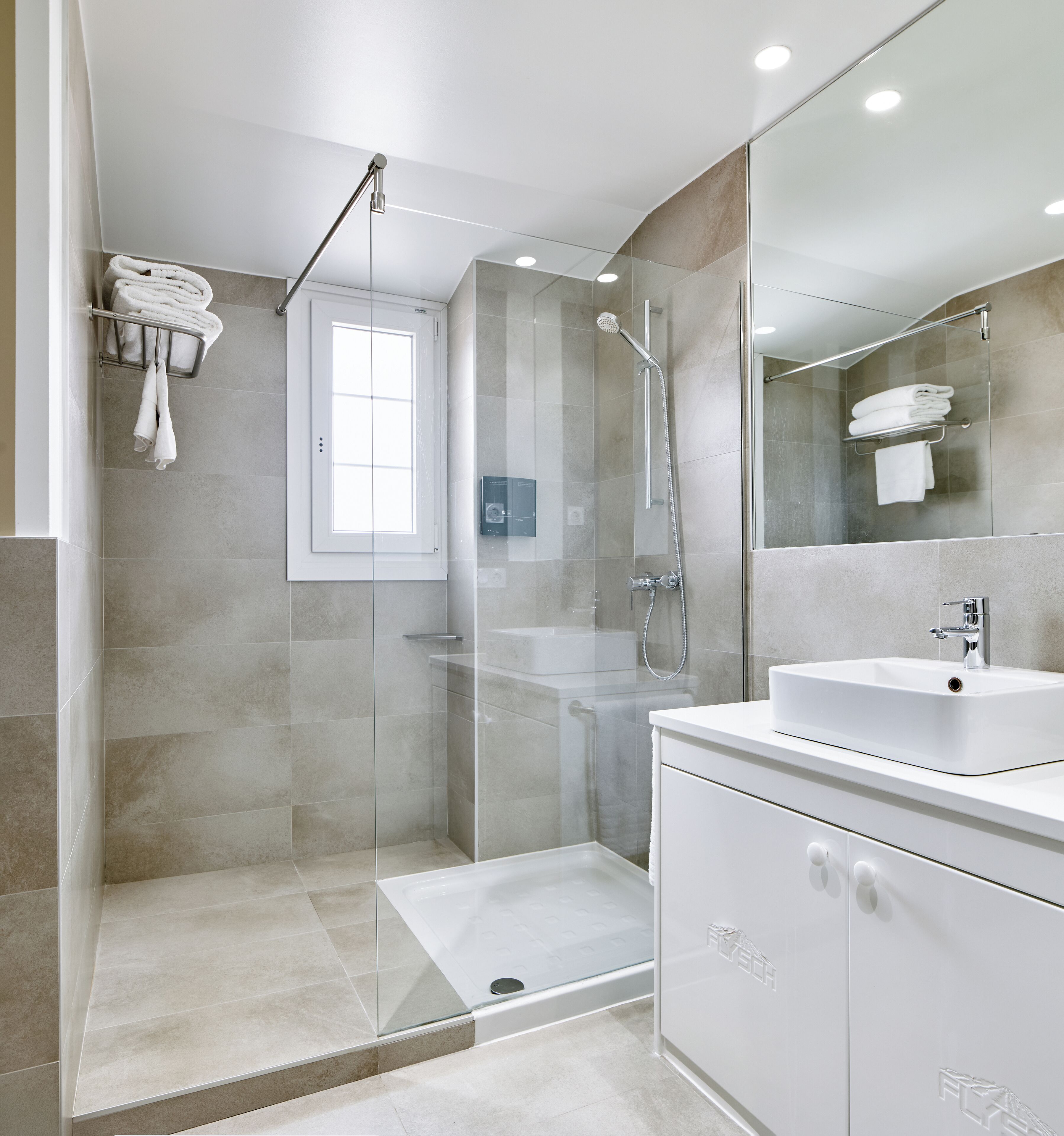 Apartamento, terraza | Baño | Ducha, artículos de higiene personal gratuitos y toallas