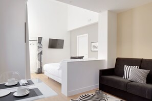 Minibar, coffres-forts dans les chambres, bureau