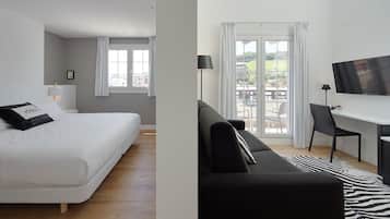 Habitación Deluxe doble, terraza | Minibar, caja fuerte, escritorio y espacio para trabajar con un portátil