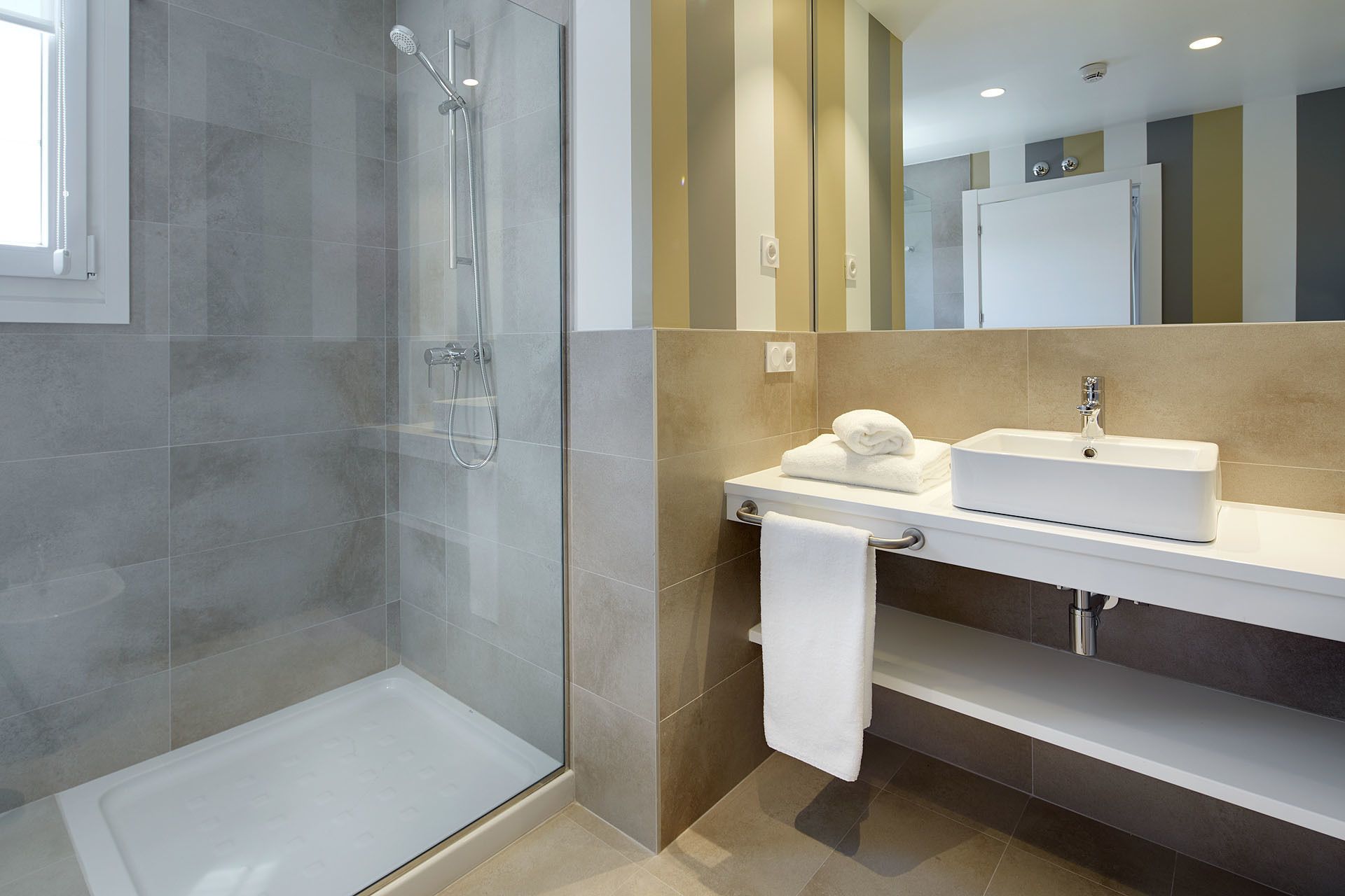 deluxe double room, terrace | bathroom shower