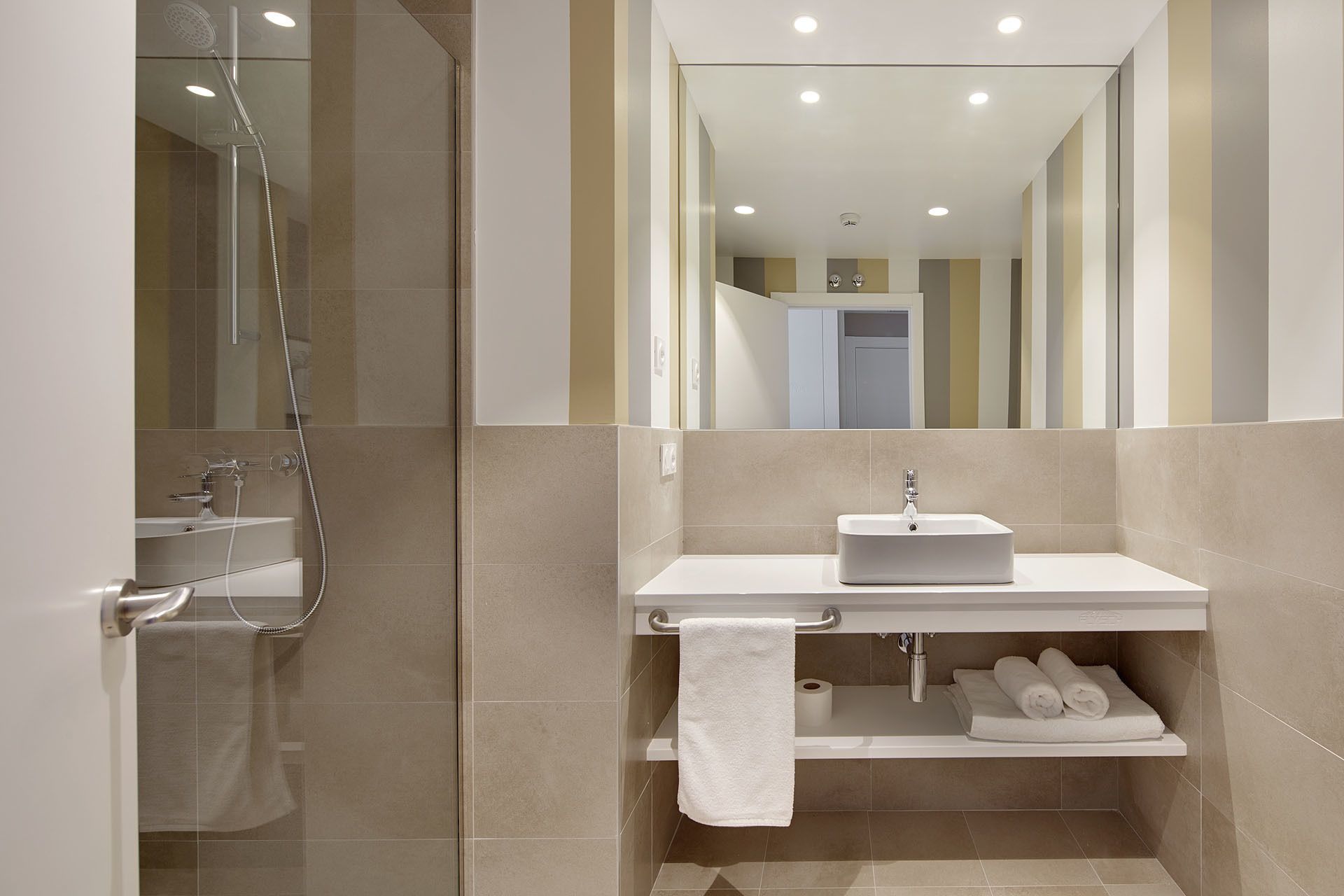 deluxe double room, terrace | bathroom | shower, free toiletries, towels