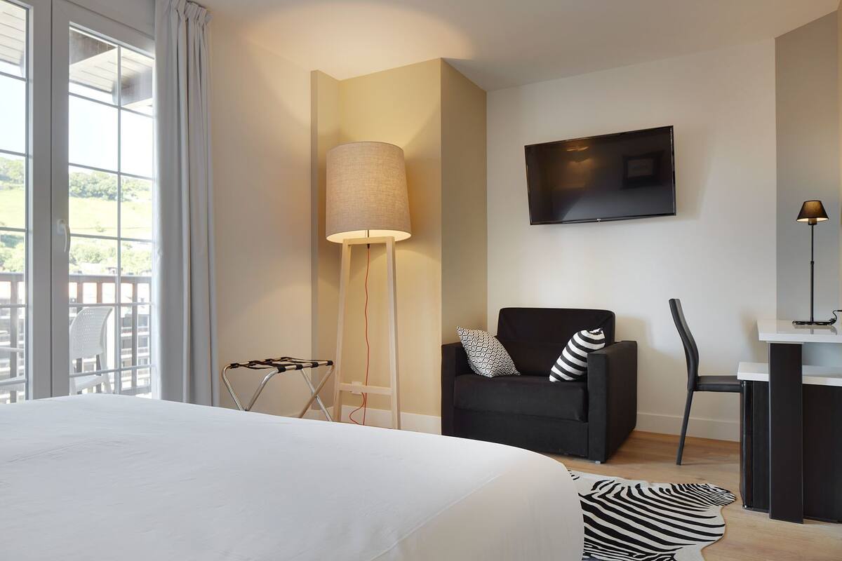 superior double room | minibar, in-room safe, desk, laptop workspace