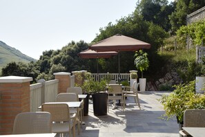 Outdoor dining - Hotel Flysch (Zumaia)
