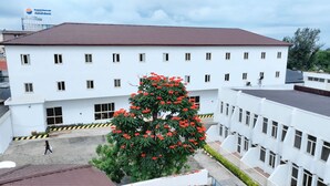 A multi-story building with a flat roof and multiple windows. - Haile Hotel Shashemene (Shashamane)