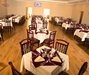 Breakfast, lunch, dinner served; local and international cuisine 