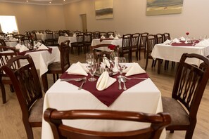 供應早餐、午餐和晚餐，當地和國際料理