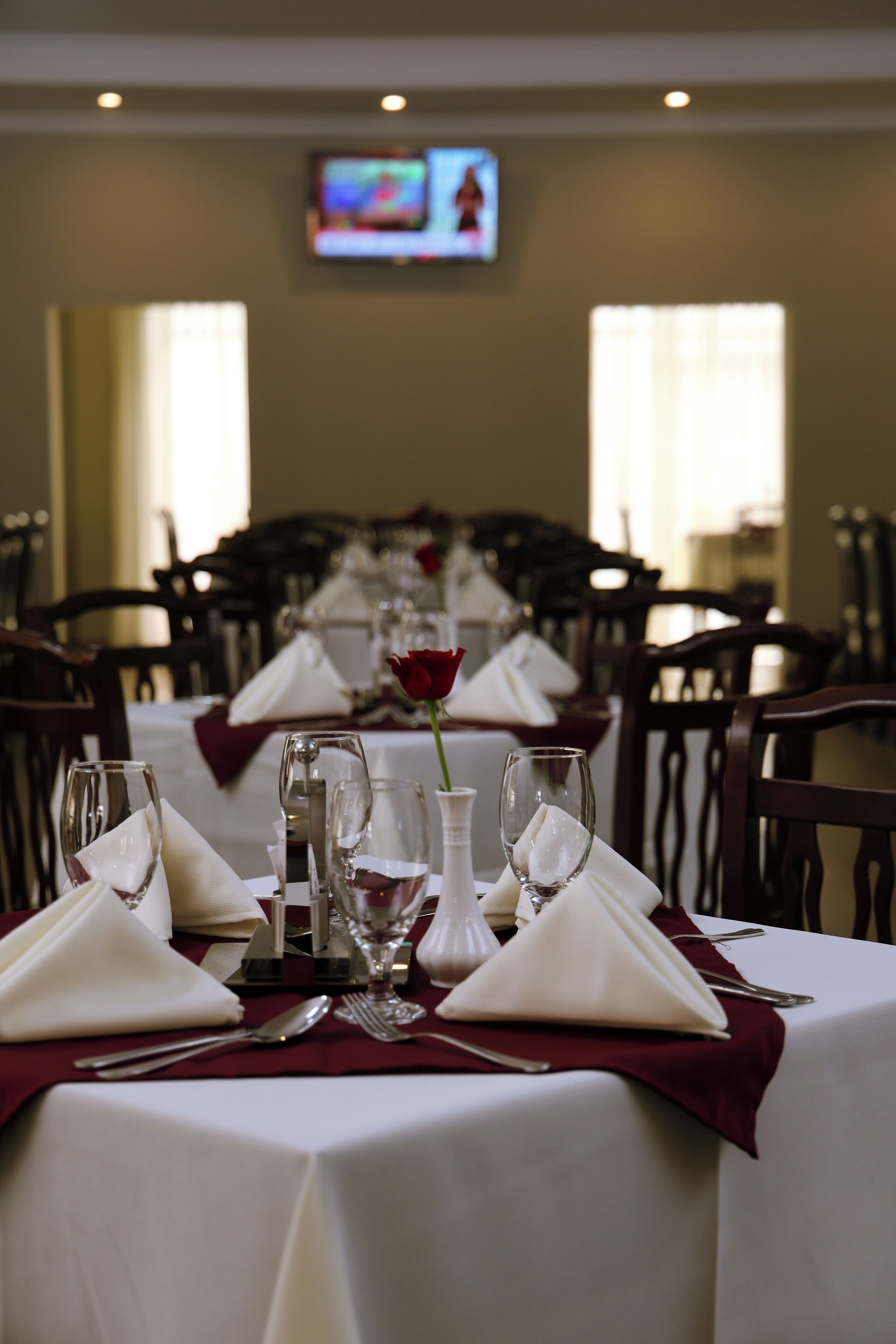 Frokost, lunsj og middag serveres, lokale og internasjonale retter 
