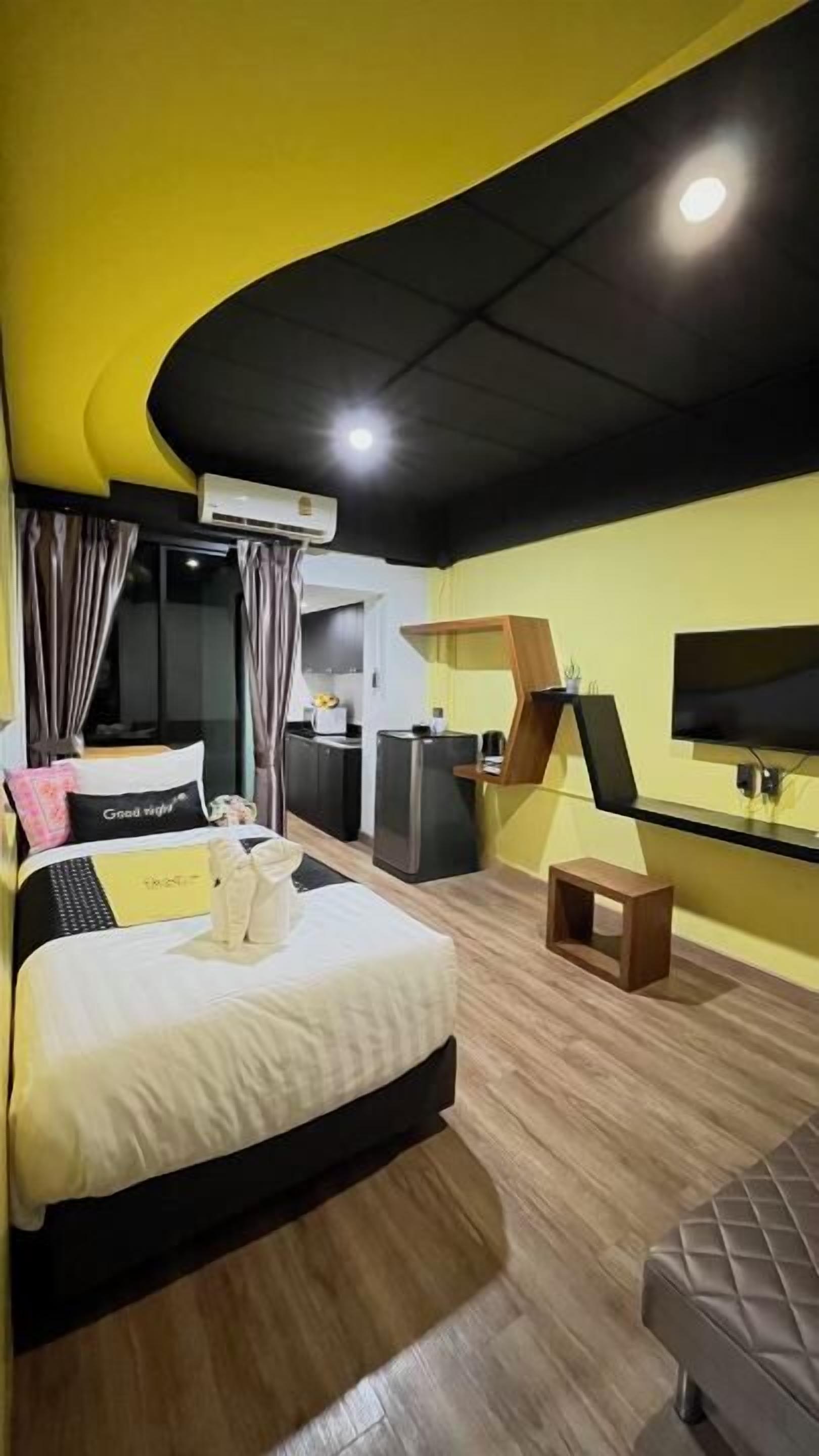 Room, 1 King Bed, Non Smoking | In-room safe, individually decorated, blackout drapes, free WiFi