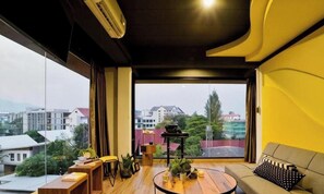 Grand Panorama Healing Water Suite | ตู้นิรภัยในห้องพัก, ห้องพักตกแต่งอย่างมีเอกลักษณ์, ผ้าม่านกันแสง