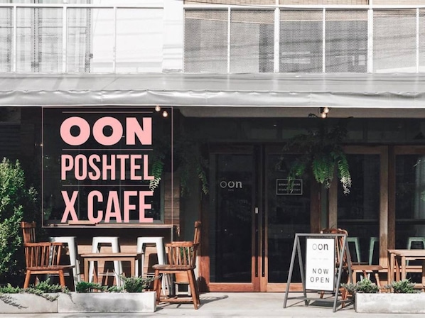 Bar (on property) - Oon Poshtel (Chiang Mai)