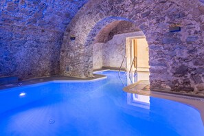 An indoor swimming pool with stone walls and a clear blue pool. - Palazzo Cestari Hotel (Montesano sulla Marcellana)