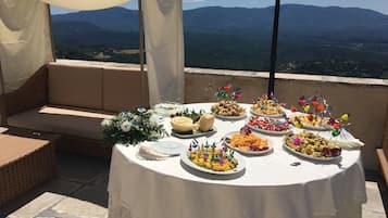 Colazione, aperto a pranzo e cena, cucina locale, con tavoli all'aperto