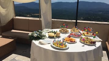 Petit-déjeuner et déjeuner servis sur place, restauration en plein air 