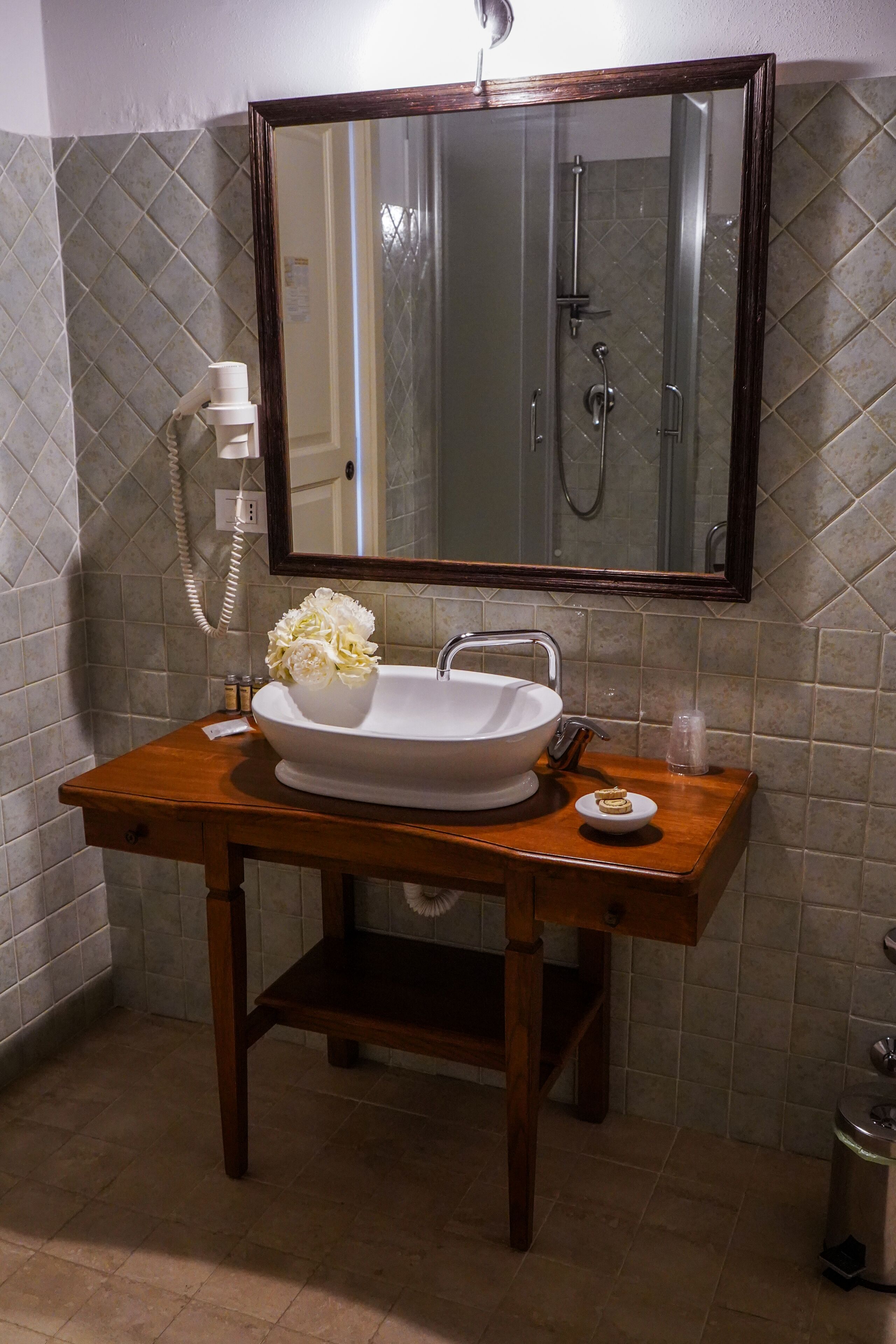 shower, free toiletries, hair dryer, bidet