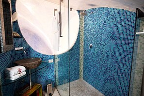 Apartament Deluxe, 2 dormitoris, 2 banys (Blu) | Bany | Dutxa, articles de tocador gratuïts, tovalloles i xampú 