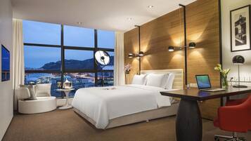 Minibar con artículos gratuitos y caja de seguridad en la habitación