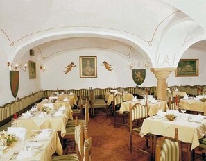 3 restaurants, lunch, dinner served; local and international cuisine