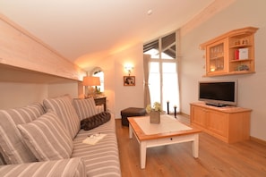 Comfort Condo, 1 Bedroom, Balcony, Mountain View (08 | himmelREICH) | Living area | 70-cm flat-screen TV with satellite channels, TV - Allgäu Residenz (Fischen im Allgaeu)